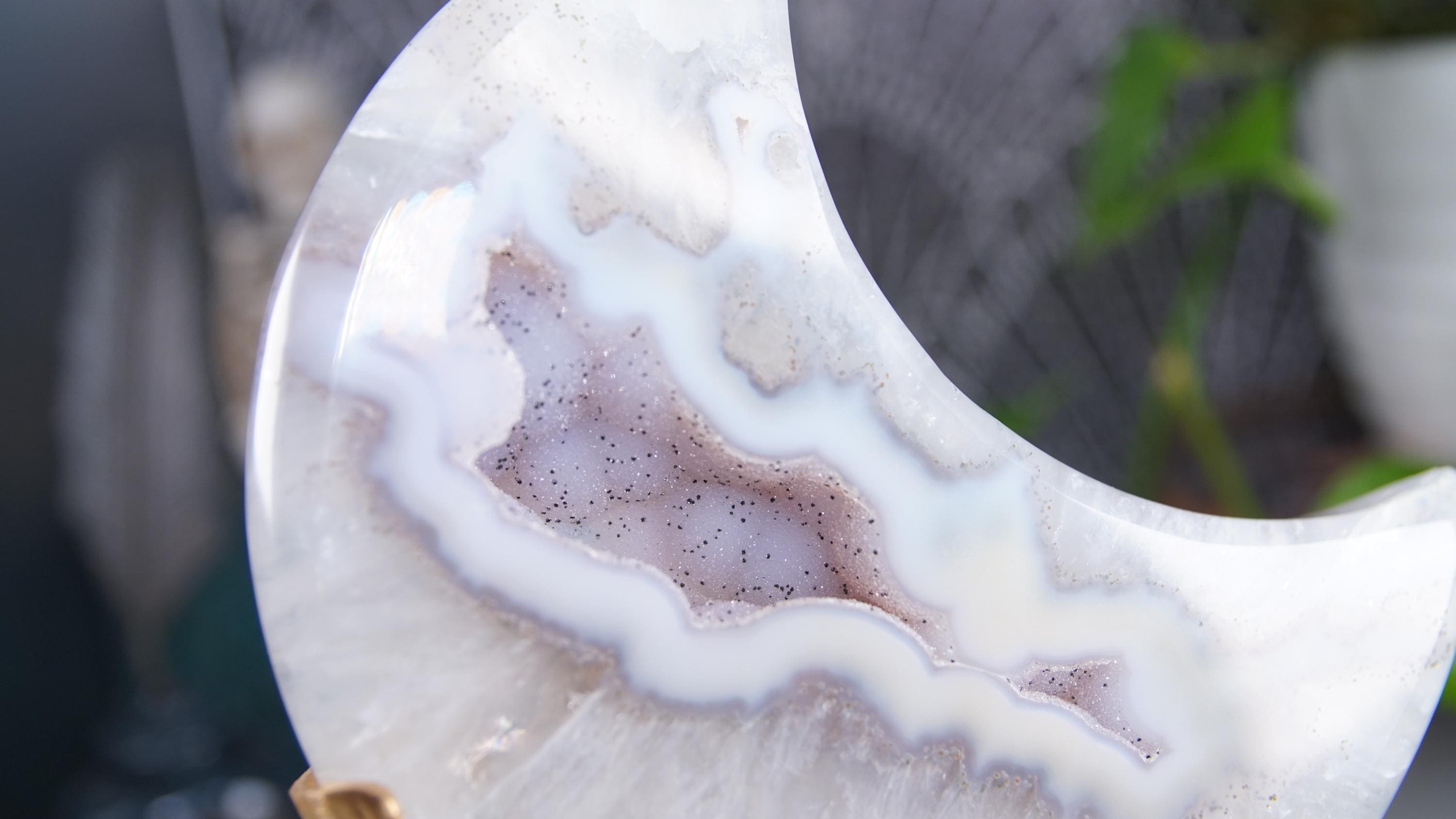 Crystal Agate Large Moon Carving On Stand Banded Stone Mineral Altar Reiki Healing Energy Feng Shui High Quality