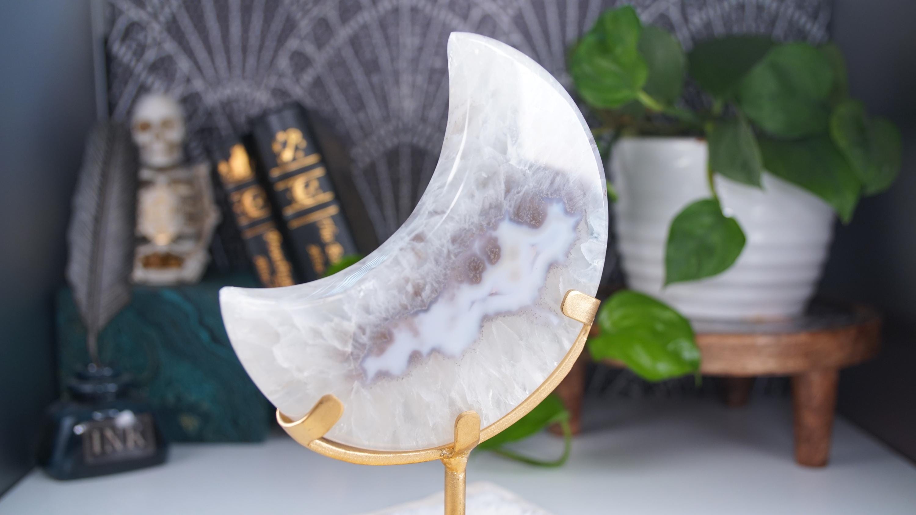 Crystal Agate Large Moon Carving On Stand Banded Stone Mineral Altar Reiki Healing Energy Feng Shui High Quality