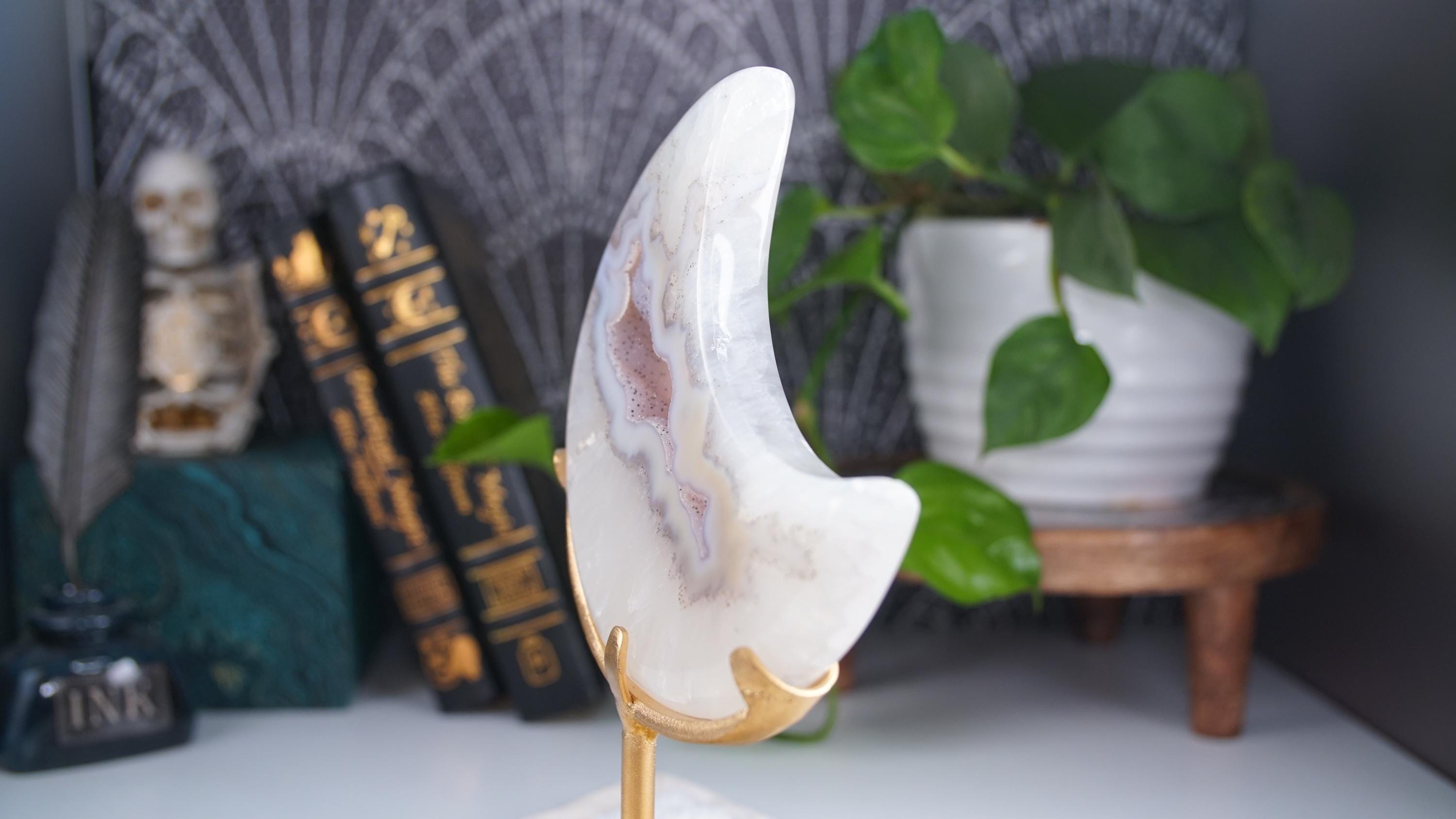 Crystal Agate Large Moon Carving On Stand Banded Stone Mineral Altar Reiki Healing Energy Feng Shui High Quality