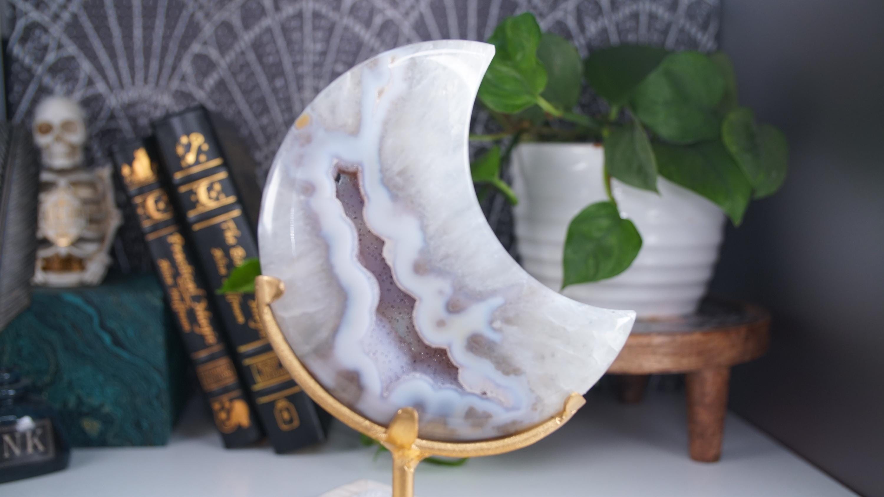 Crystal Agate Large Moon Carving On Stand Banded Stone Mineral Altar Reiki Healing Energy Feng Shui High Quality