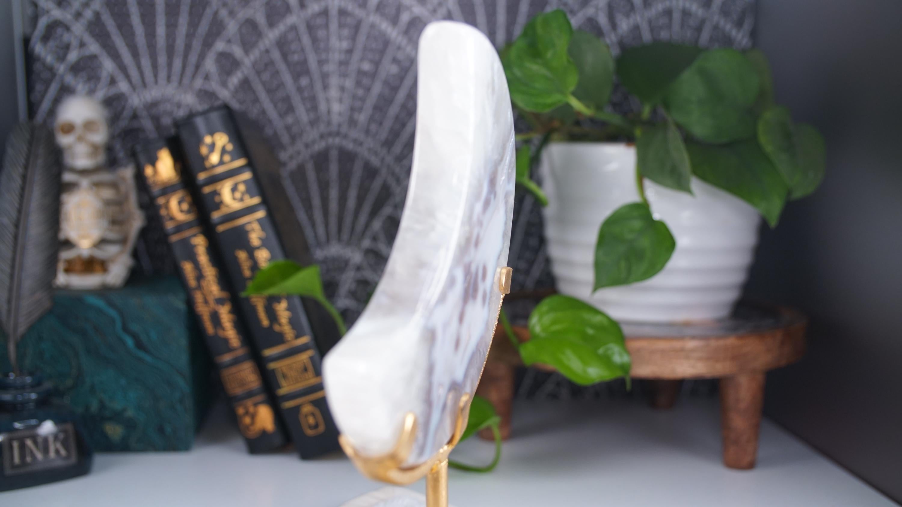 Crystal Agate Large Moon Carving On Stand Banded Stone Mineral Altar Reiki Healing Energy Feng Shui High Quality