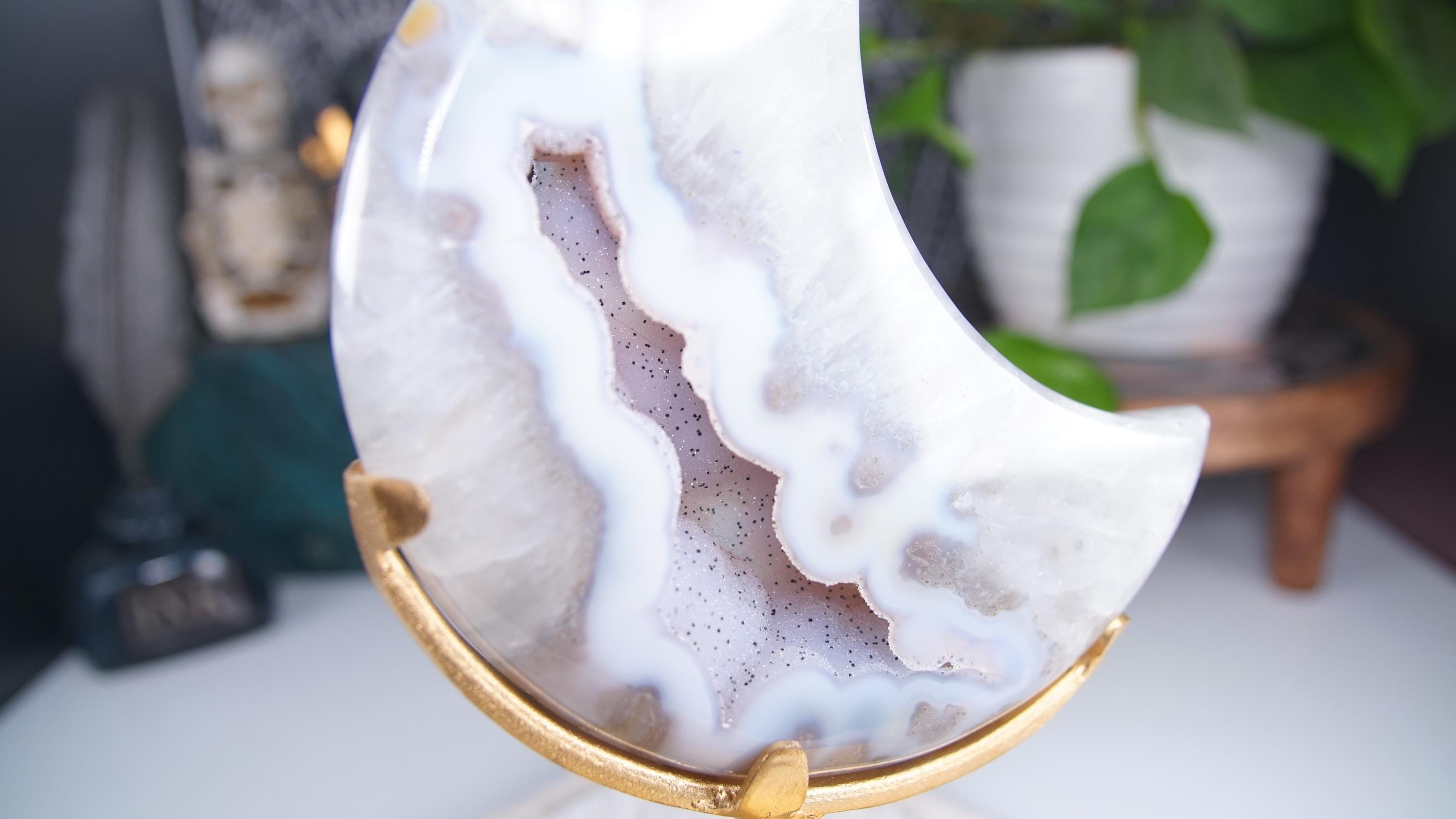 Crystal Agate Large Moon Carving On Stand Banded Stone Mineral Altar Reiki Healing Energy Feng Shui High Quality