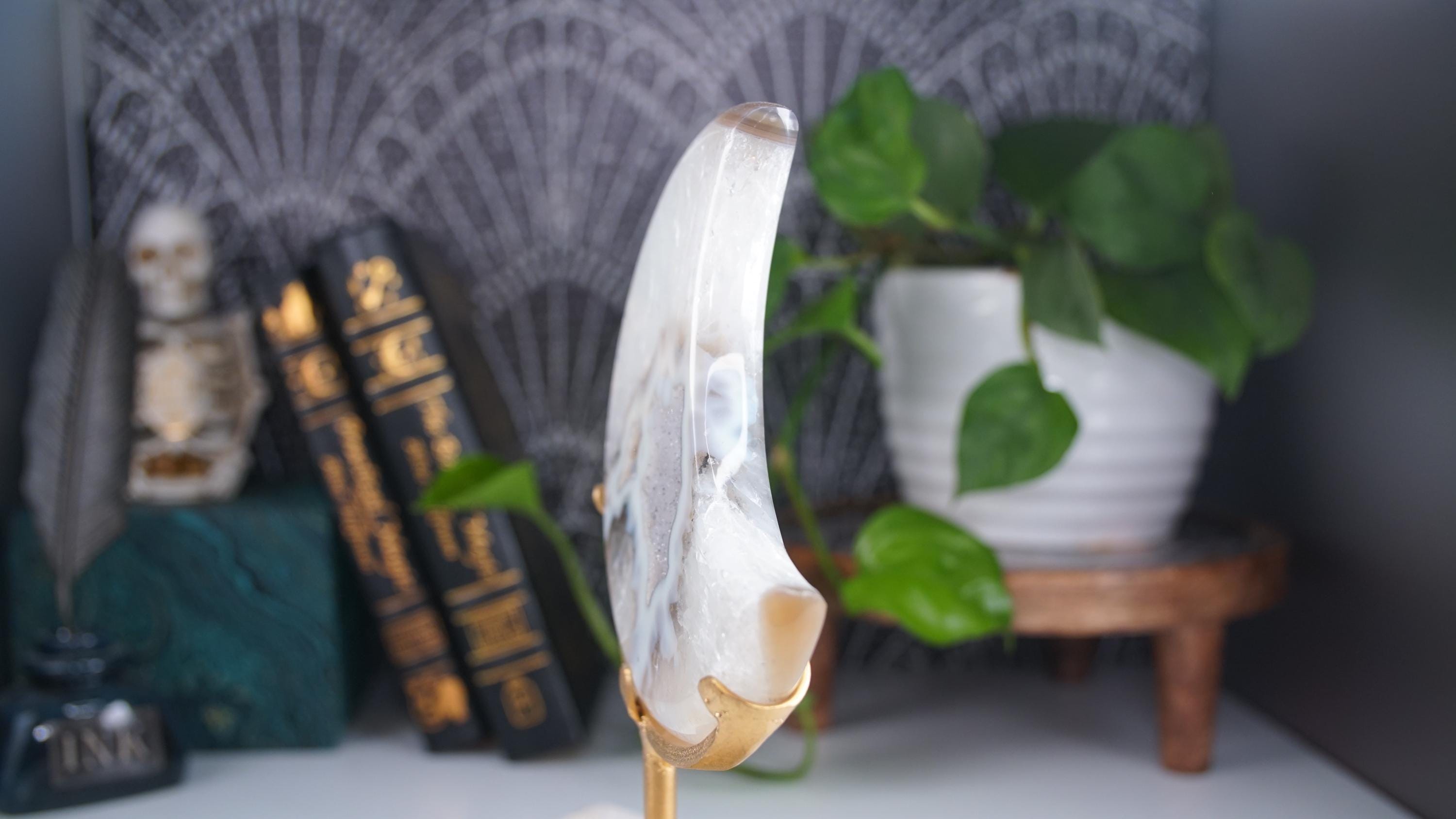 Crystal Agate Large Moon Carving On Stand Banded Stone Mineral Altar Reiki Healing Energy Feng Shui High Quality