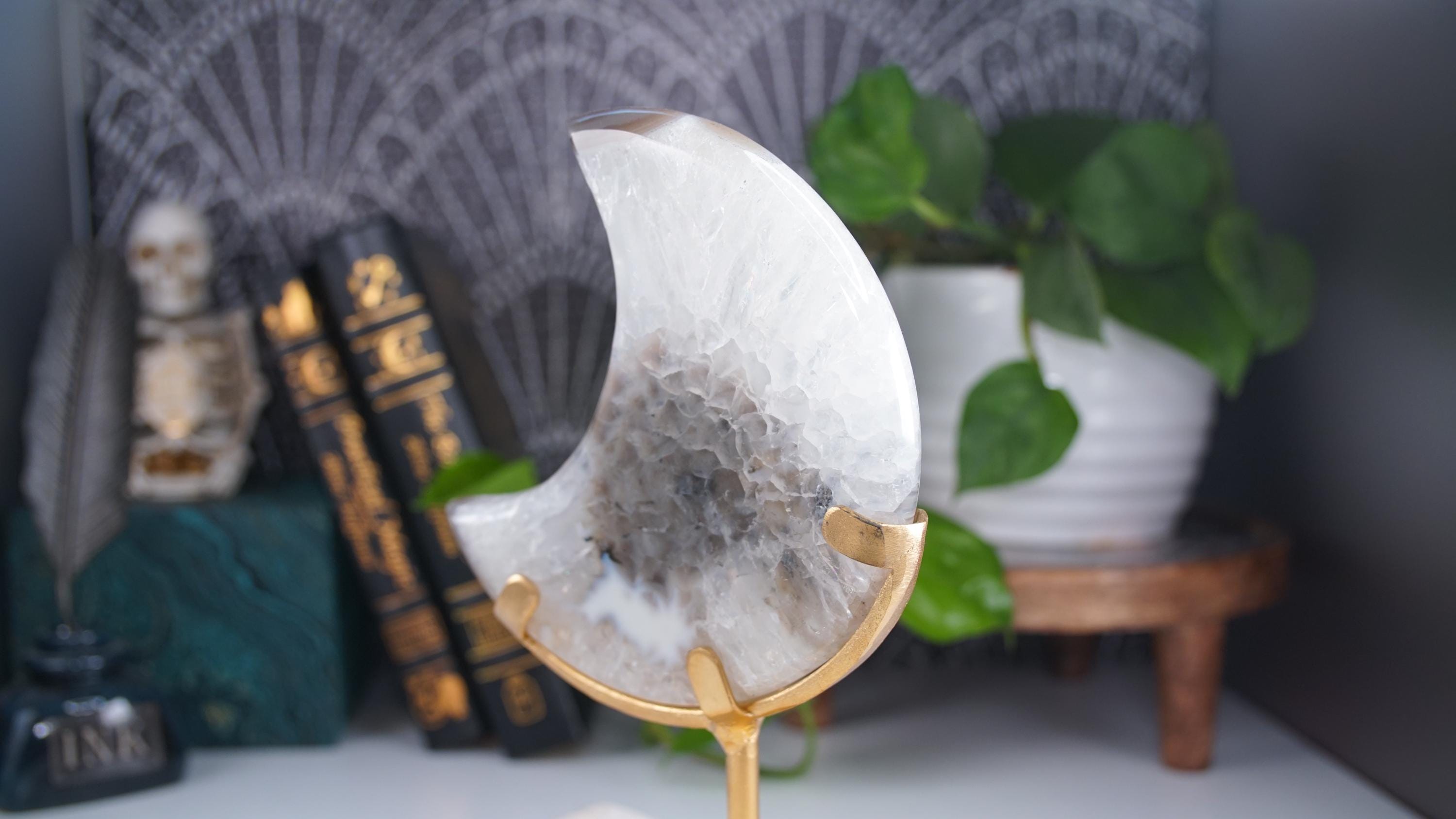 Crystal Agate Large Moon Carving On Stand Banded Stone Mineral Altar Reiki Healing Energy Feng Shui High Quality