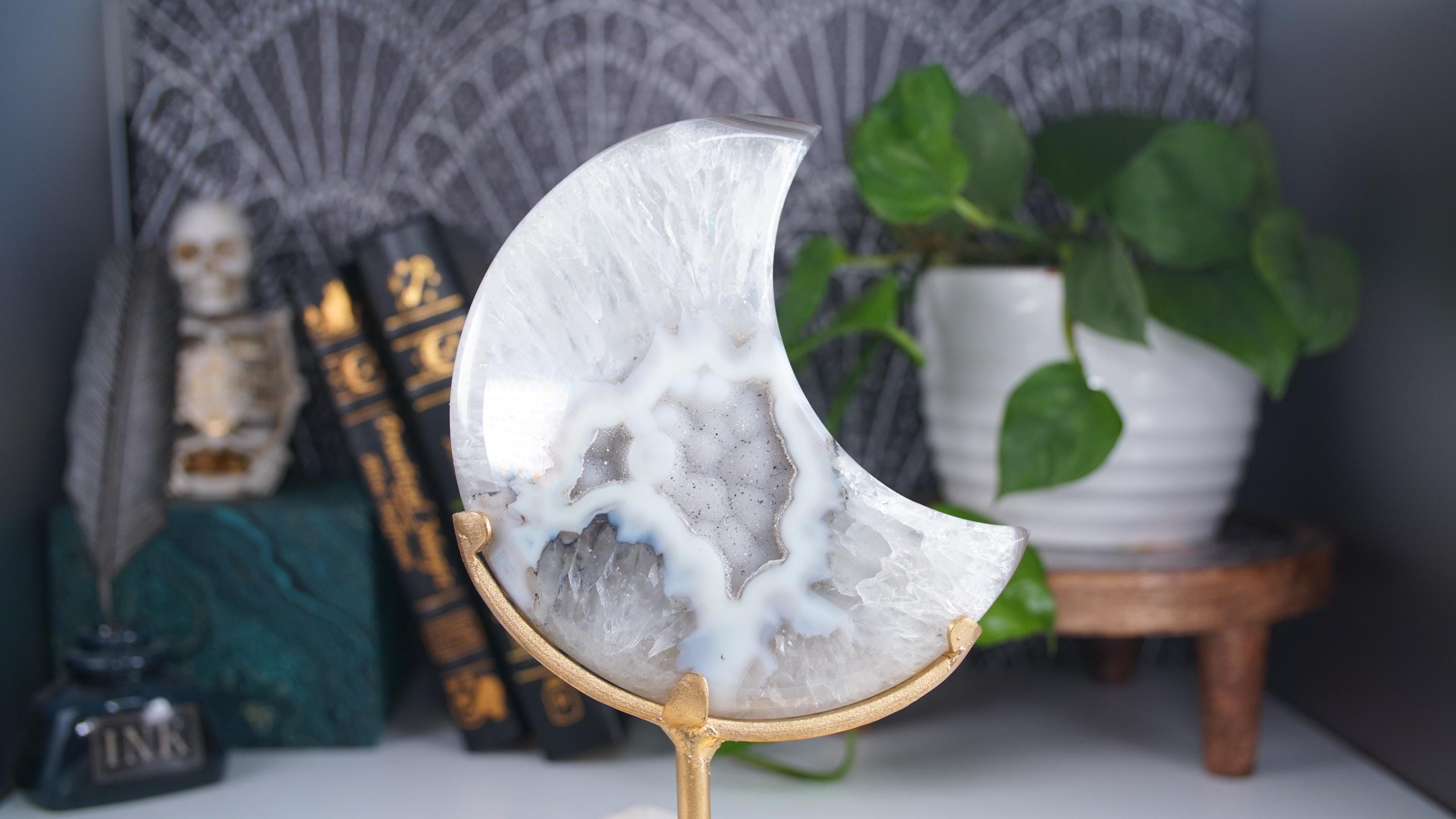 Crystal Agate Large Moon Carving On Stand Banded Stone Mineral Altar Reiki Healing Energy Feng Shui High Quality