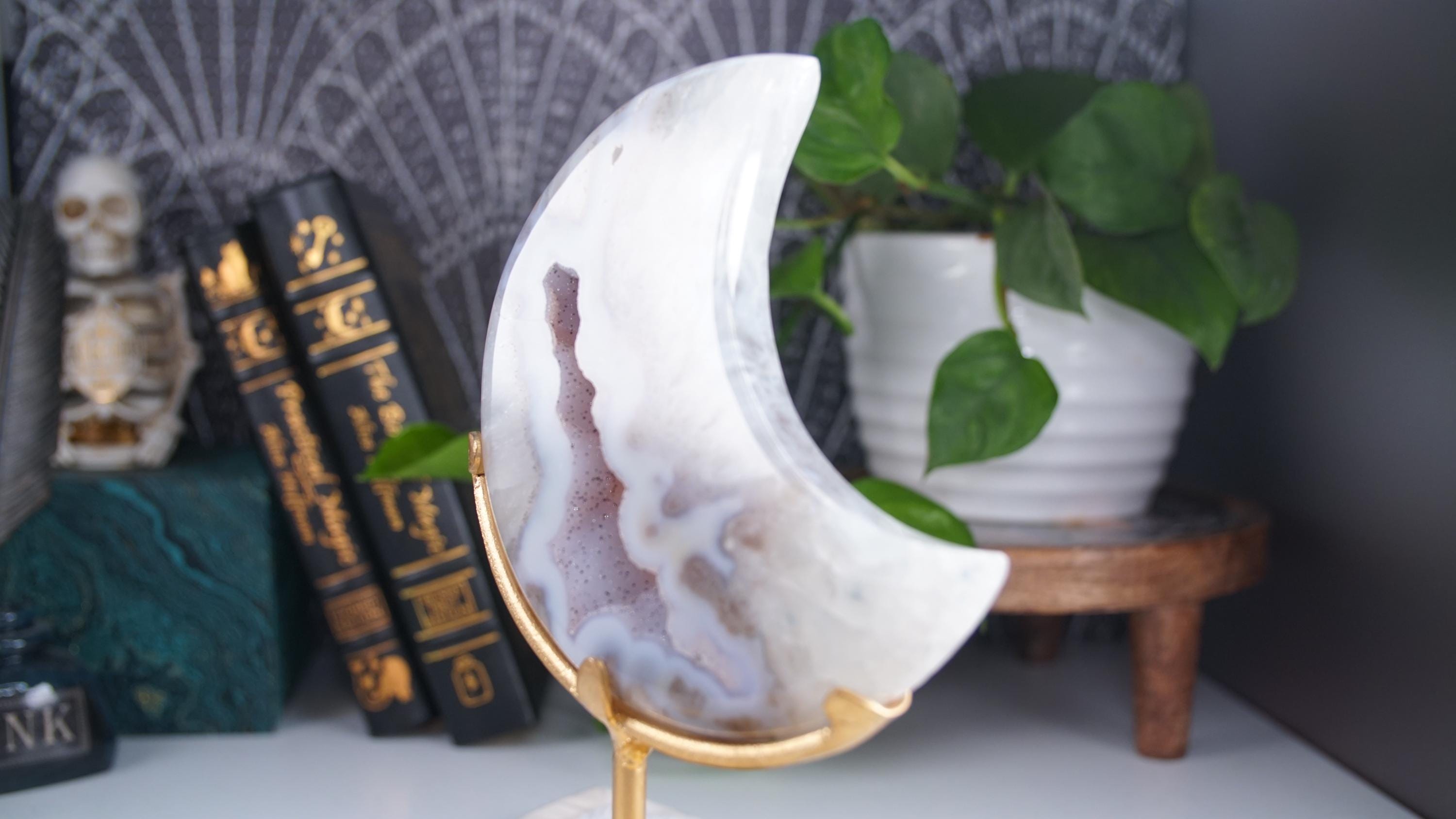 Crystal Agate Large Moon Carving On Stand Banded Stone Mineral Altar Reiki Healing Energy Feng Shui High Quality