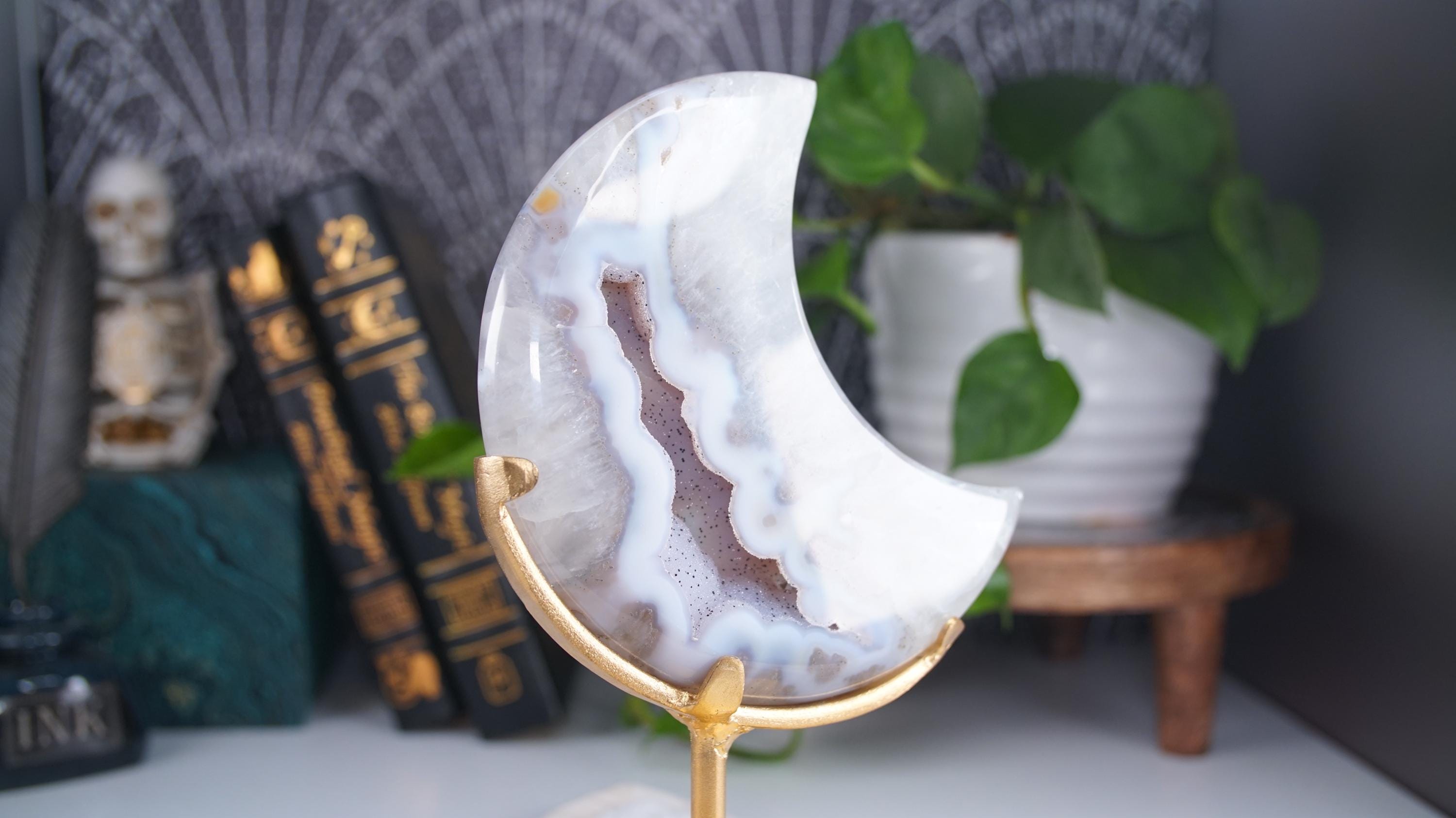 Crystal Agate Large Moon Carving On Stand Banded Stone Mineral Altar Reiki Healing Energy Feng Shui High Quality