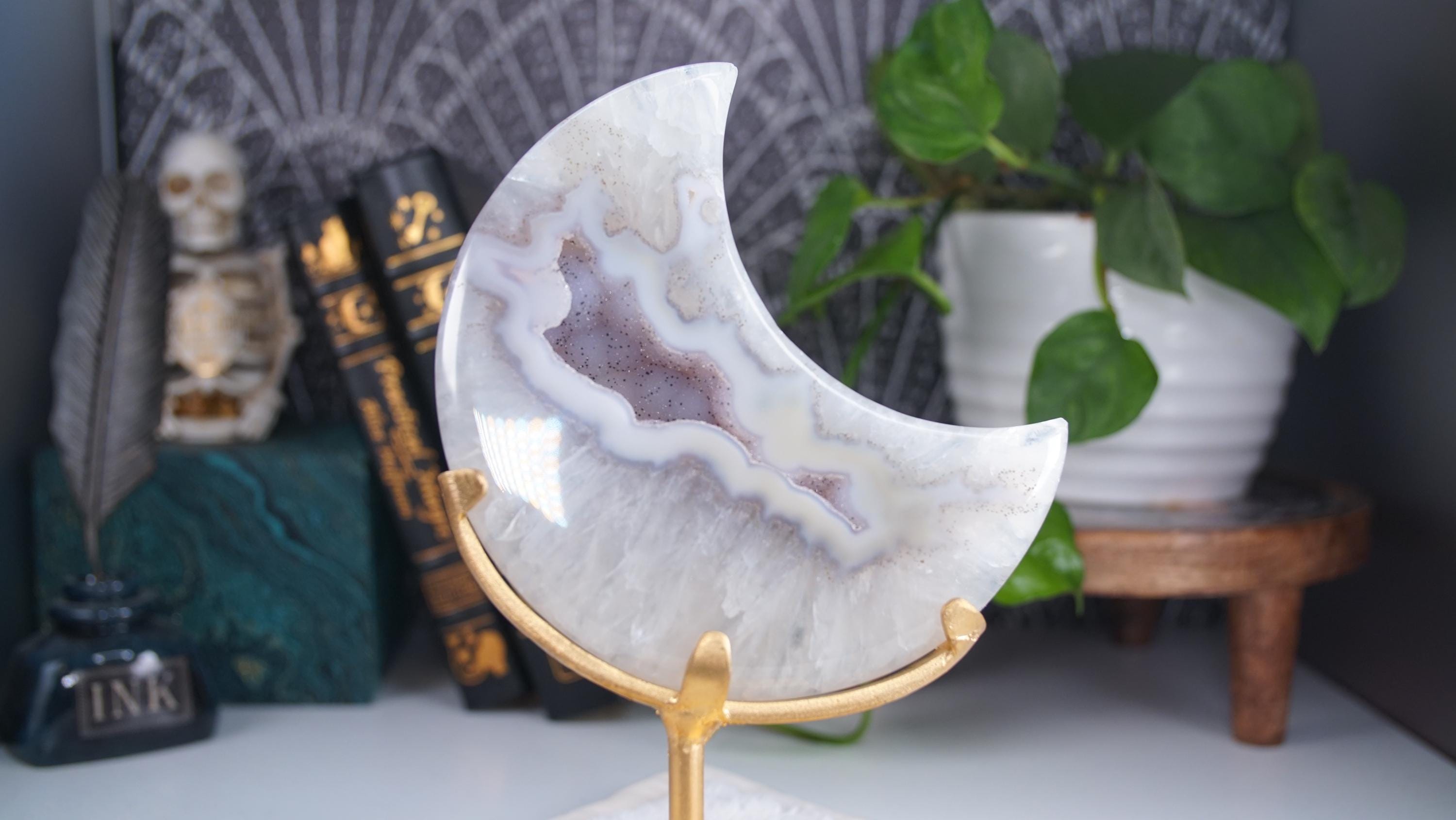 Crystal Agate Large Moon Carving On Stand Banded Stone Mineral Altar Reiki Healing Energy Feng Shui High Quality