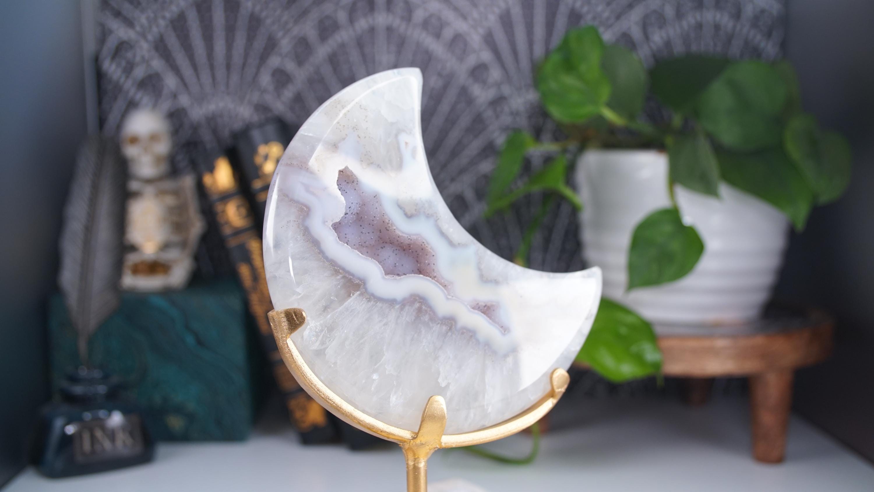 Crystal Agate Large Moon Carving On Stand Banded Stone Mineral Altar Reiki Healing Energy Feng Shui High Quality