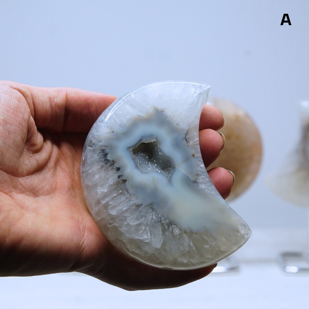 Crystal Agate Large Moon Carving On Stand Banded Stone Mineral Altar Reiki Healing Energy Feng Shui High Quality
