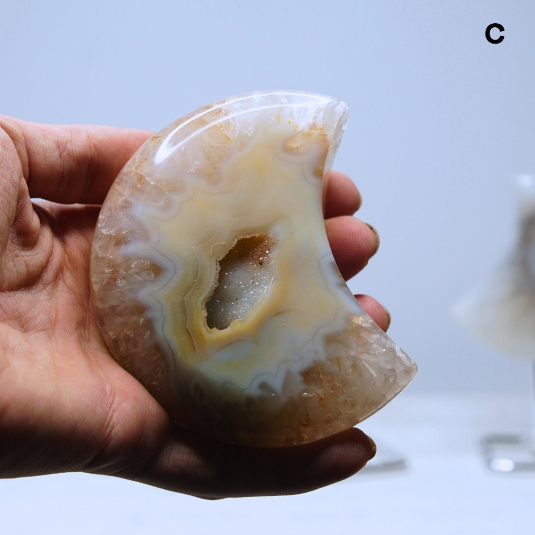 Crystal Agate Large Moon Carving On Stand Banded Stone Mineral Altar Reiki Healing Energy Feng Shui High Quality