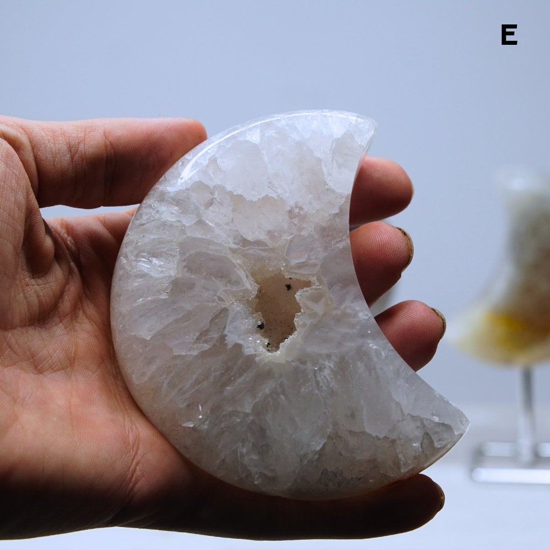 Crystal Agate Large Moon Carving On Stand Banded Stone Mineral Altar Reiki Healing Energy Feng Shui High Quality